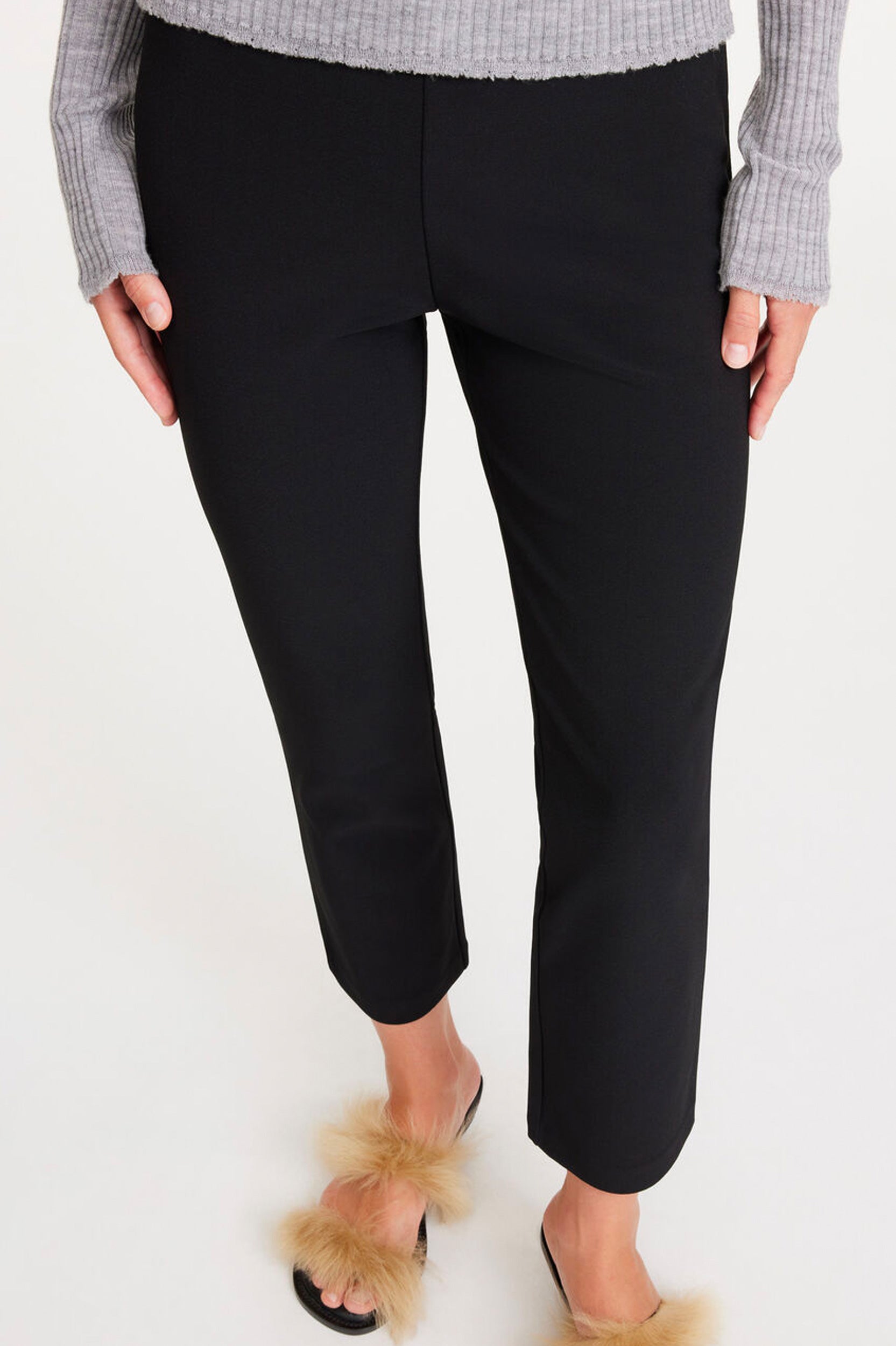 Vilea Cropped Trouser in Black